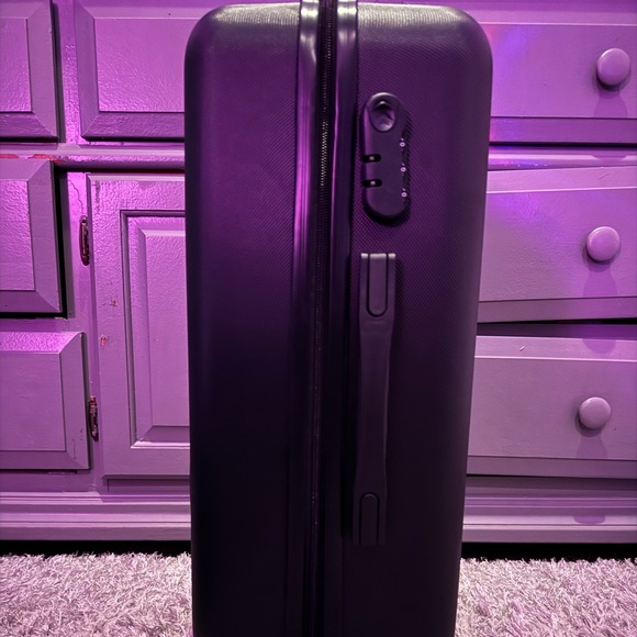 Never used Hard Rock Carry on luggage - Picture 2 of 4